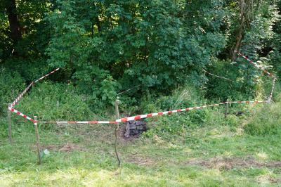 Mann stuerzt beim wandern in einem abgedeckten Schacht in Schwieberdingen